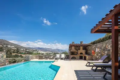 Image de Sea views, short drive to the beach and shops!