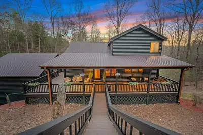 Image de Cozy luxury cabin nestled on 2 acres w/ creek - No detail overlooked!