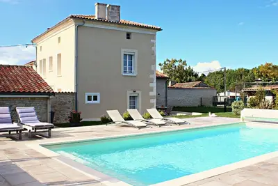 Image de Gîte de charme avec piscine chauffée, jardin privatif et équipements bébés, à 15 min d’Angoulême