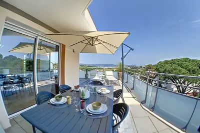 Image de Vue Panoramique Pour Appartement Dernier Étage, Proche des Plages/ Centre Ville