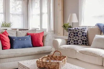 Image de Cozy Downtown Cottage, Walk to Beach, Fire Pit