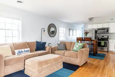 Image de Downtown Nb Cottage w Guest home, Walk to Beach!