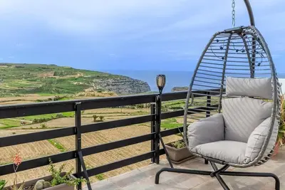 Hot Tub & Sea Views @ 3br Apt w/Incredible Terrace