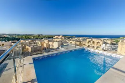 Rooftop Pool w\/SeaViews @ Modern 3br Holiday Home