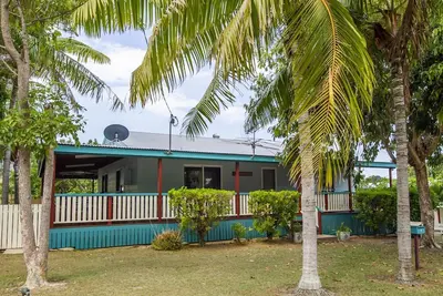 Image de 'Ludbrookes' is a classic, family, holiday home located in a quiet residential street of Nelly Bay.