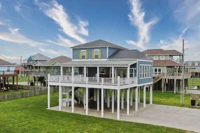 Image de Across from beach! 280 ft. from sand, expansive deck, enjoy the 🔆 & ocean view