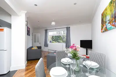 Image de Skyvillion - Enfield 4Bed House w\/Garden + Parking
