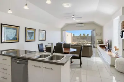 Image de 32a Sackville St located in the heart of the town
