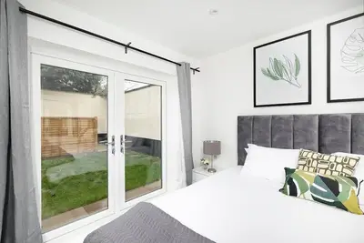 Image de Skyvillion -Vineyard Court- Enfield 1-Bed w\/Garden