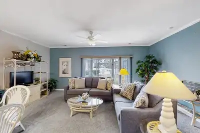 Image de Lovely ground-floor golf-and-sea condo with on-site pool & screened patio
