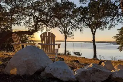 Image de Exquisite lakefront home with kayaks, balcony, hammock, lake view swing, & W/D