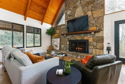 Image de Designer A-Frame | Huge Loft, Chef’s Kitchen, Hot Tub & Fire Pit