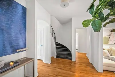 Image de Traditional Home, Prime Beverly Hills Flats!