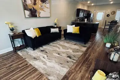 Image de Modern Townhome, King Bed, Near Shops & I-24. 25 Mins to Ft. Campbell