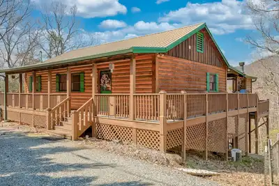 Image de Dog-friendly cabin with mountain view, ping pong, pool table, fireplace, & W/D