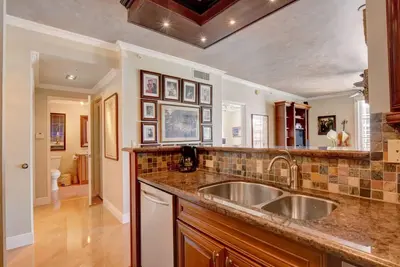 Image de Traditional Charm in the Heart of West Palm –2br w/ Garage Parking & Pool Access