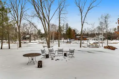 Image de Lovely lakefront home with a game room, firepit, dock & W\/D - private beach area
