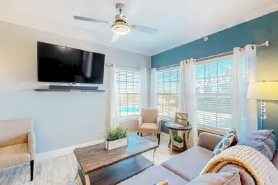 Image de Modern, second-floor condo steps to beach with balcony, W/D, & pool access