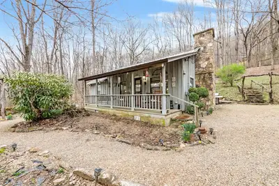 Image de Charming acreage with a grill, W/D, large porch, and wood-burning fireplace