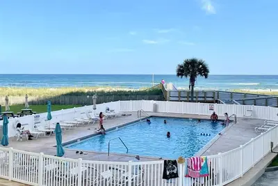 Image de Gulf Front Large 3/3 Condo! Steps to the Beach! Community Pool!