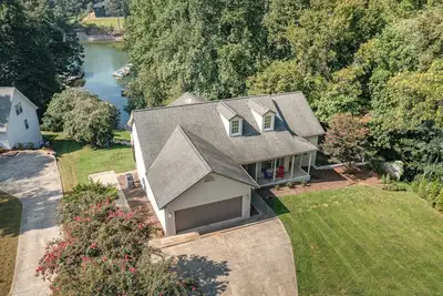 Image de Lakefront Retreat on Lake Norman