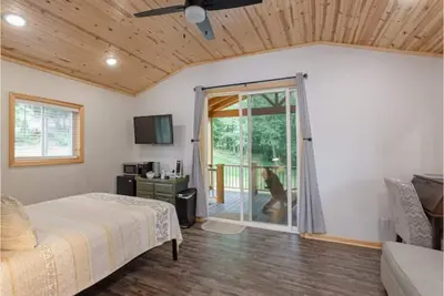 Image de Newly-Renovated Loft w/ relaxing, private porch!