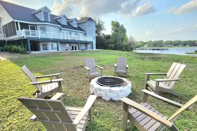 Image de 9 Bed\/Sleeps 25 Waterfront Home on Lake Josephine
