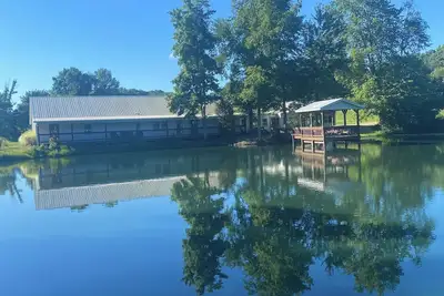 Image de Country Home with Pond and Great Outdoor Space