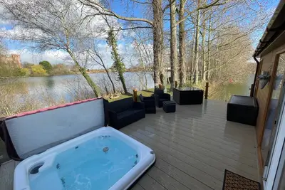 Image de Rudd lake luxury lodge with a private Fishing Peg & hot tub @Tattershall lakes