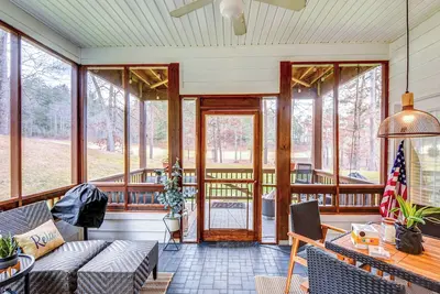 Image de Modern Condo + Golf Course View, Near Hiking!