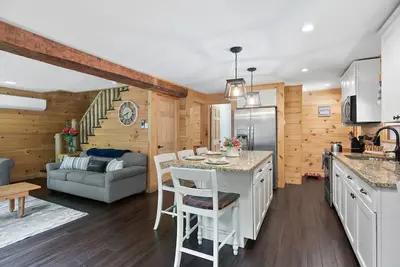 Image de Luxury Catskills Log Cabin Lakeside Hot Tub, Boats
