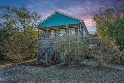 Image de Serenity Now-Adorable Beach Cottage; Covered Porch & Easy Beach Access;WiFi/Tv