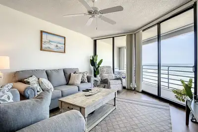 Image de Totally Renovated Luxury Ebb Tide Condo ~ Beachfront with Pool Views! Ebb Tide 406