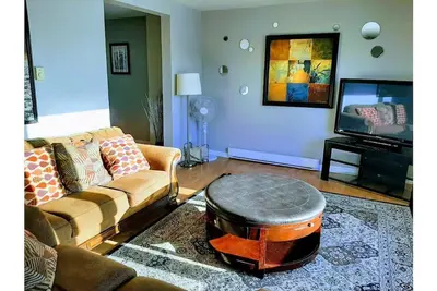 Image de Welcoming 3 bedroom home with private parking!