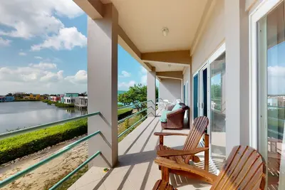 Image de Renovated, oceanfront condo with balcony, Ac & outdoor pool - snowbird-friendly