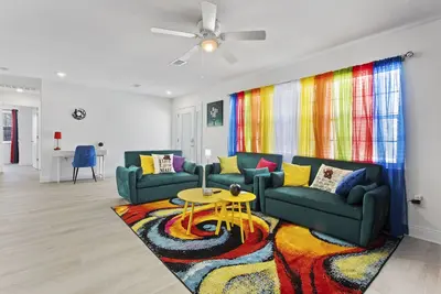 Image de Vibrant & Enchanting! Hot Tub! Walk to the Beach!
