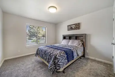 Image de Pawsitively Perfect: New Pet-Friendly Home in Ideal Location! \"