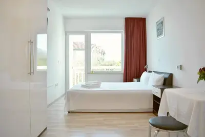 Garçonnière avec le balcon et la vue sur le mer Promajna, Makarska (As-20786-b)