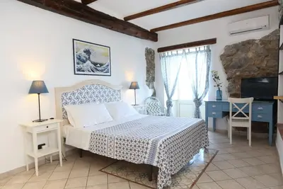 Image de Chambre centrale avec balcon et vue imprenable sur la mer
