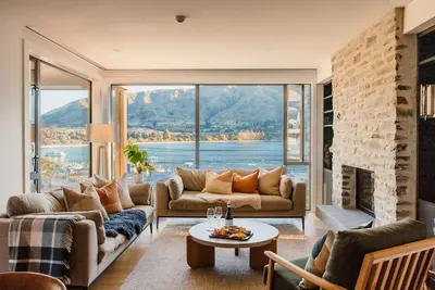 Image de Lakefront apartment | Walking distance to town | Pool | Spa | Gym