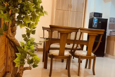 Image de 5 minutes to the Airport! Family-sized condo with Living room & deck