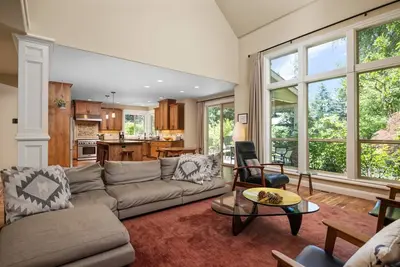 Image de Impeccable Décor and Furnishing, Splendid Neighborhood, Pet Friendly, Fenced Backyard, Next to Park