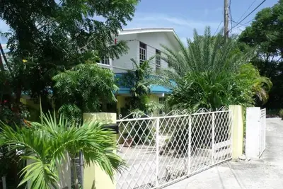 Image de Spacious ground floor apartment close to beaches, bars and restaurants