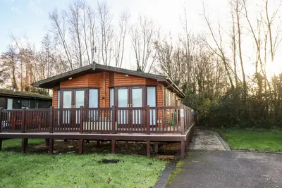 The Goodwood Annex, pet friendly, with a garden in Chichester