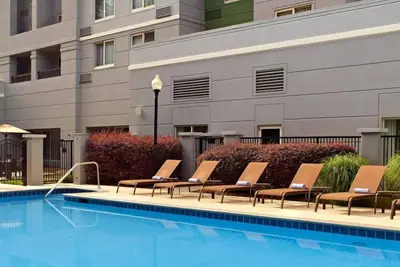 Image de Short Drive to State Farm Arena! Onsite Parking, Seasonal Pool, Pets Allowed!