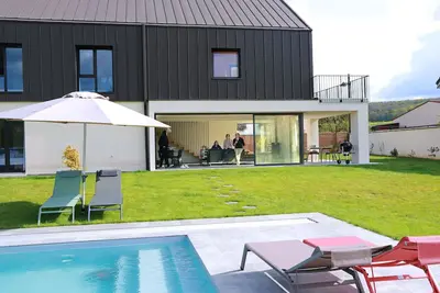 Image de Grande maison design avec piscine pour les groupes en Champagne
