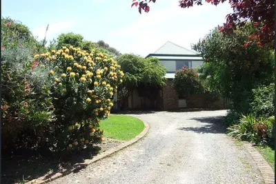 Image de Short Walk to Cowes - Large Family Home Pets Welcome