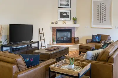 Image de New Listing Private Spa, Pet-Friendly, Pool, Close to Parks, Garage | C419