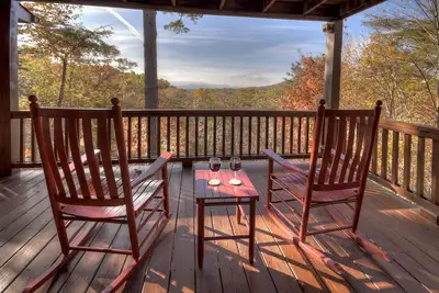 Image de Appalachian View charms with pet-friendly vibes, big mountain views, a hot tub, pool table, firepit, and WiFi connection