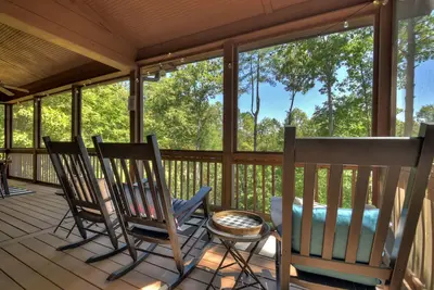 Image de Charming cabin with hot tub, secluded, tranquil escape to nature - Pet-friendly haven with fire pit, pool table, spacious screened porch